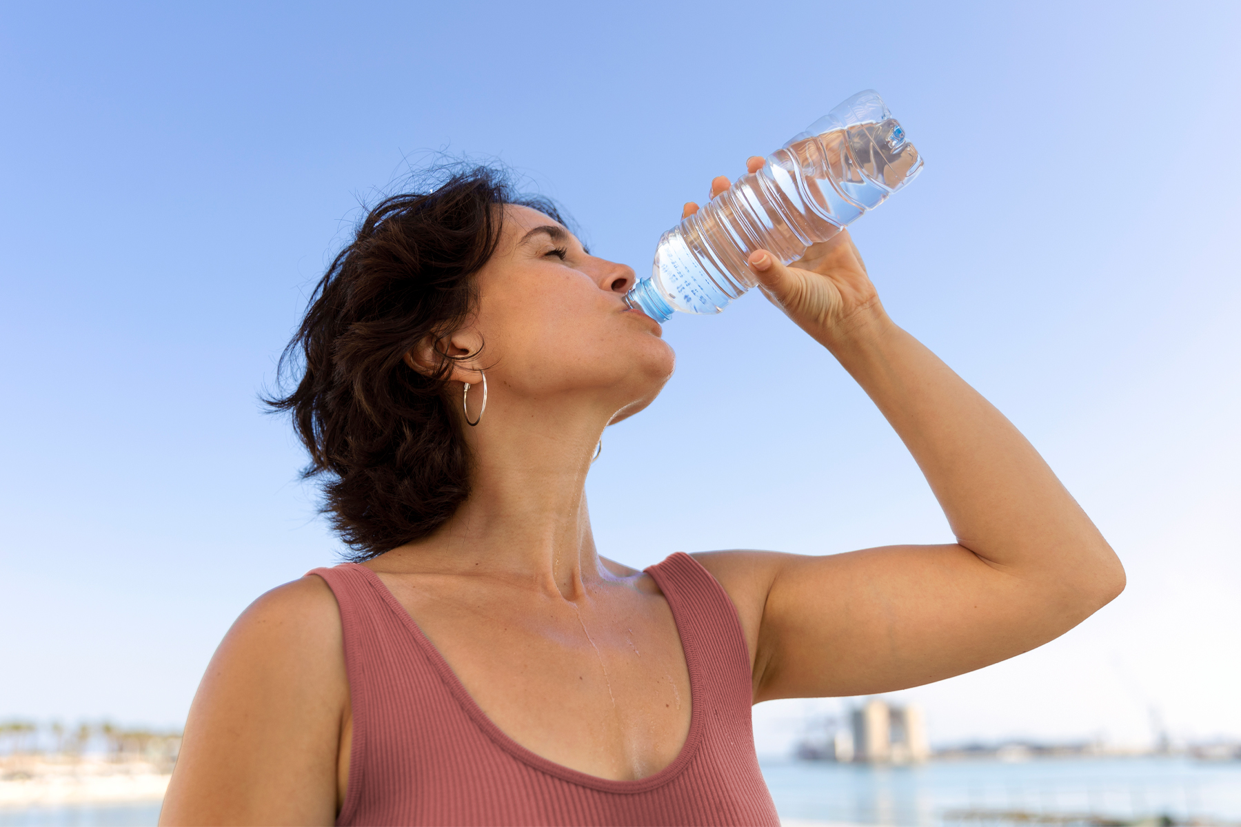 Discover specialized strategies for maintaining vein health in the dry, intense heat of the American Southwest. Learn how to prevent dehydration-related vein issues and protect your circulation in desert climates.